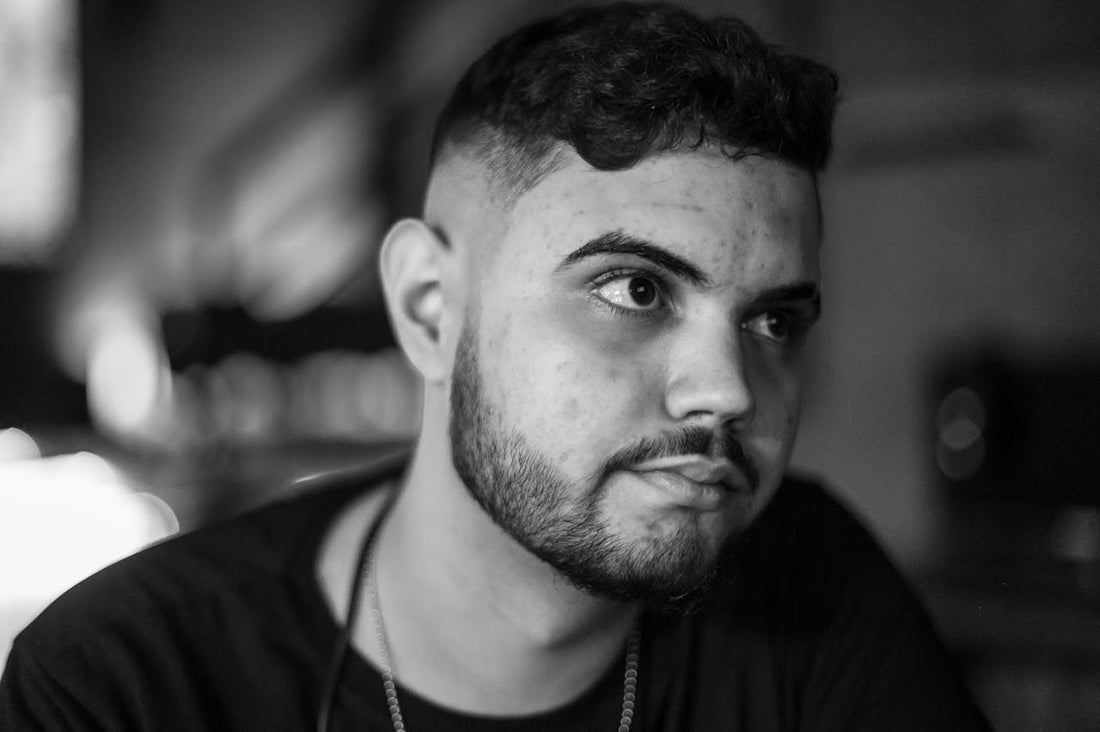 Giovane uomo con sguardo serio e pensieroso, rappresentazione visiva della disfunzione erettile giovanile.